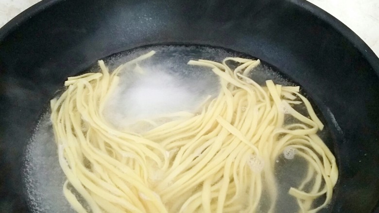 清爽豆浆凉面,锅中烧开水,放入面条,盐3克煮2分钟,熟透。