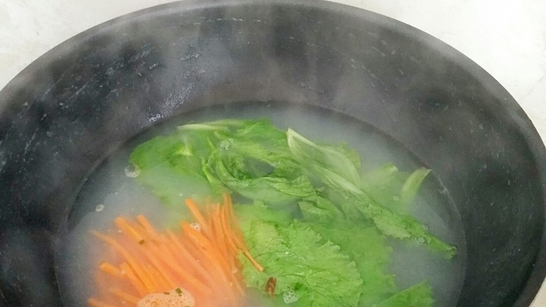 清爽豆浆凉面,捞出面条过凉开水,放入生菜和胡萝卜断生。