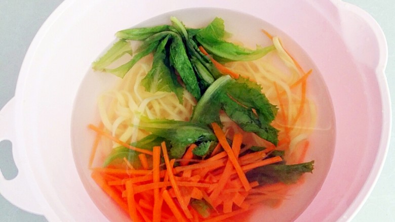 清爽豆浆凉面,食材放入凉开水中,也可以放入冰箱冷藏变凉。
