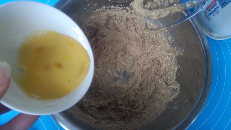 小熊饼干,全蛋液少量多次的倒入打发的黄油中,每加入一次搅拌均匀后再加入下一次。
