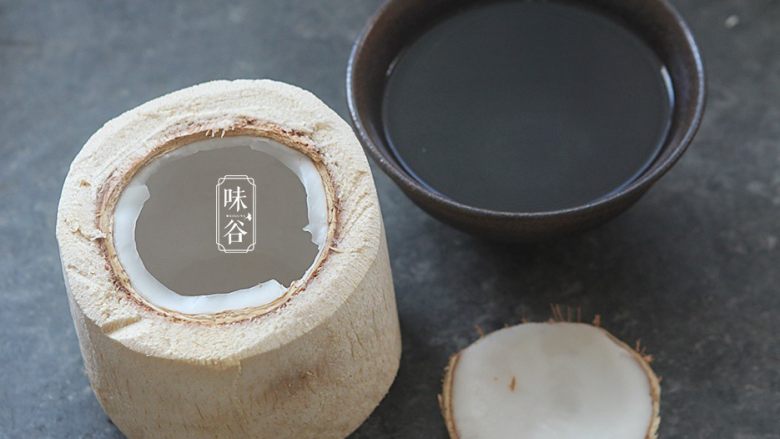 椰子海鲜芝士焗饭,把椰青劈开一个盖子,椰子水倒出,这个时候可以先准备米饭,用椰子水来煮饭,一个椰青就是一个人份量,半杯米就行了;