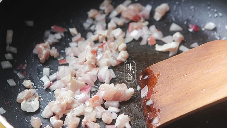 椰子海鲜芝士焗饭,锅内放入油,油热后倒入洋葱炒香,闻到香味后倒入瘦肉丁翻炒至变白;