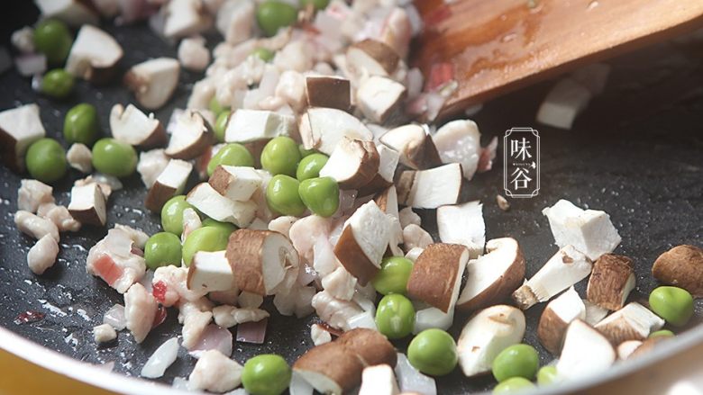 椰子海鲜芝士焗饭,再倒入香菇丁翻炒;