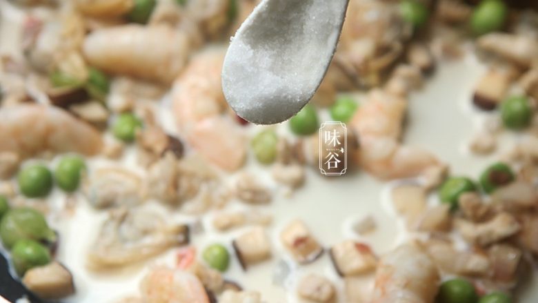 椰子海鲜芝士焗饭,放入一小匙盐,继续翻炒几下;