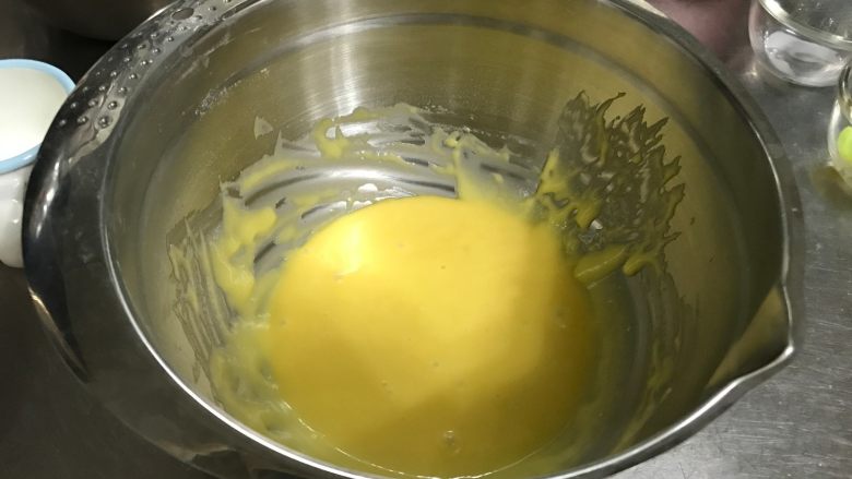 肉松海苔咸戚风蛋糕,现在准备打发蛋清了,此时烤箱预热180度