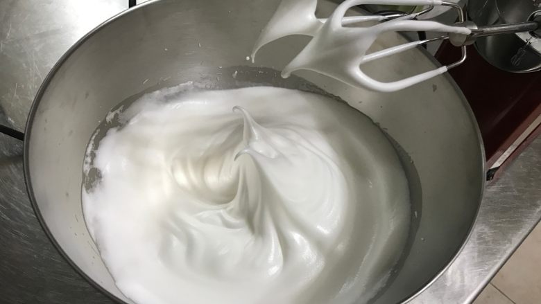 肉松海苔咸戚风蛋糕,高速打发至干性发泡后转低速稍稍打发,这样可以去除蛋清中的大气泡
打发好的蛋白,用静止的打蛋器抽出拉出小尖角