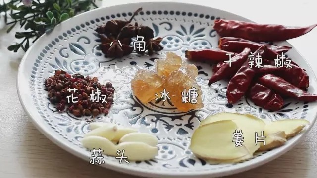 黄焖鸡,首先准备图上这些食材：八角二三粒，花椒一小把，冰糖两三块，干辣椒适量！蒜头5瓣，姜片适量，青椒，香菇，数朵，红椒一个，斩成小块鸡腿肉。