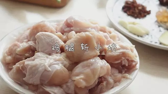 黄焖鸡,2.青椒斜切段,红椒切块,香菇切十字花刀,备用。