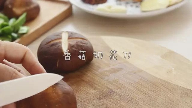 黄焖鸡,3.锅内加适量的油,放入老冰糖,香料,炒出香味儿!
