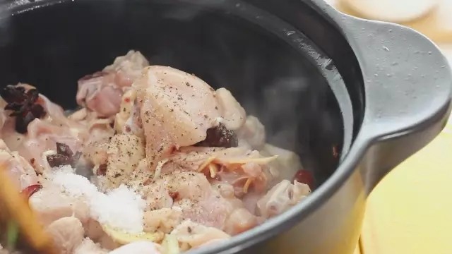黄焖鸡,5.此刻、再加入少许清水,一勺老抽,一勺生抽,备好的冰糖香菇,加盖中火焖煮15分钟!