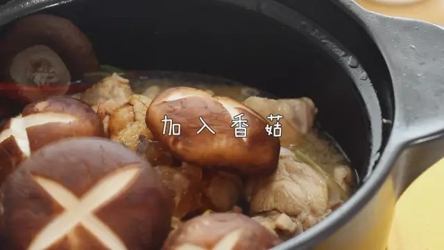 黄焖鸡,6.最后加入青红椒翻炒一下,大火收汁后,一道美味的黄焖鸡就完成了,快快享用美食吧!