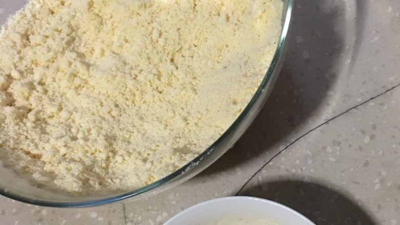 红豆司康,揉成玉米粒样子后,取一部分做酥粒。
