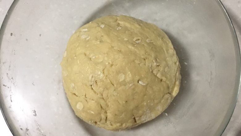 红豆司康,搅拌均匀至能拍打成面团,夏天密封室温松弛20分钟左右。