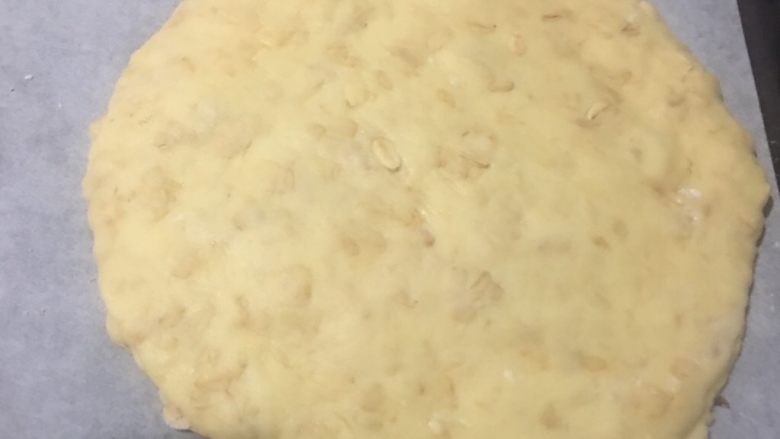 红豆司康,盖上另一张面皮,捏紧边缘、防止露馅。