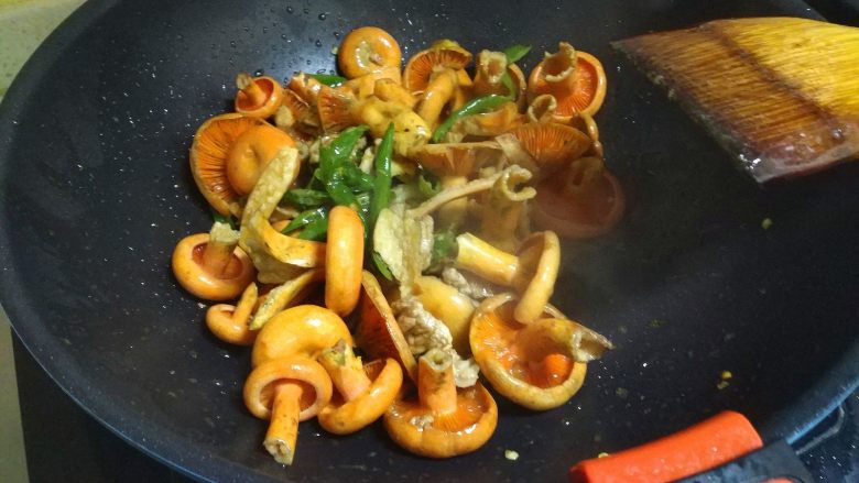 清炒奶浆菌,菌子有一点变色时,下入盐,再继续翻炒。