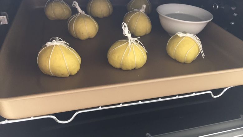 南瓜面包,放入烤箱,里面置一碗热水。关门发酵
