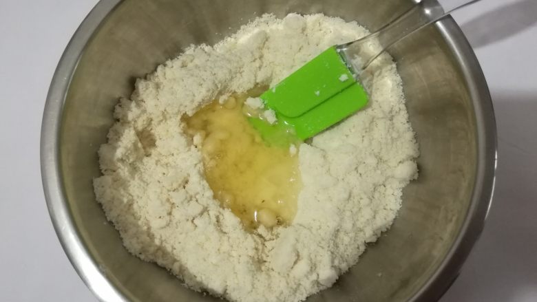 少女之心马卡龙,准备好所有材料。杏仁粉和糖粉混合(我买的无需过筛的杏仁粉),TPT挖坑加入蛋清33克,盖住。