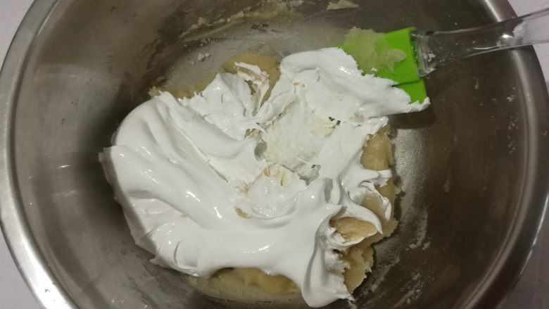少女之心马卡龙,打发好的蛋白霜分三次加入到上一步中。第一次压拌,消泡也没关系。第二次戚风一样翻拌,第三次飘带拌,捞起,抖落。