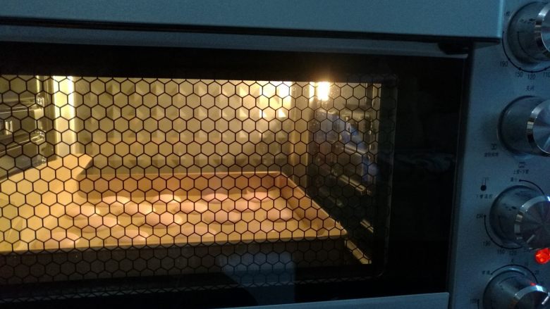 少女之心马卡龙,烤箱预热上下火160度。入烤箱烘烤15分钟即可,