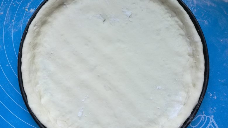 奥尔良鸡肉披萨,烤箱上下火200度预热10分钟。面团取出,擀成圆片,放进刷了油的披萨盘内,用手推整出圆边。