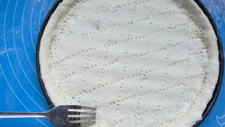 奥尔良鸡肉披萨,用叉子叉些小孔,防止烤制时鼓起,放进预热好的烤箱烤制8分钟。