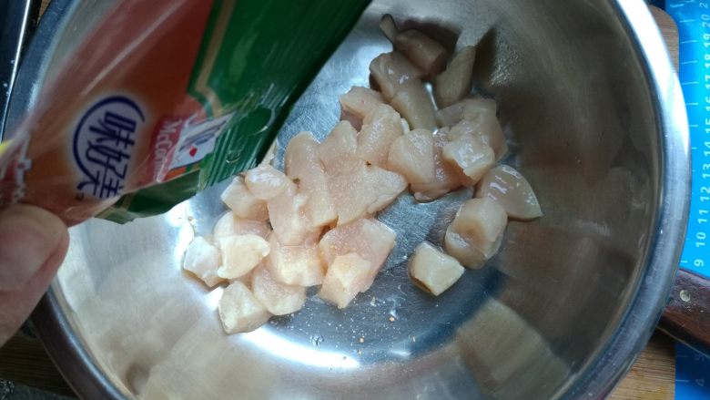 奥尔良鸡肉披萨,放进盆里,加入奥尔良腌肉料,搅拌均匀,腌制10分钟(可以提前腌制)。