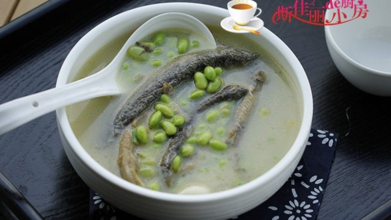 青豆泥鳅汤,端上桌了。