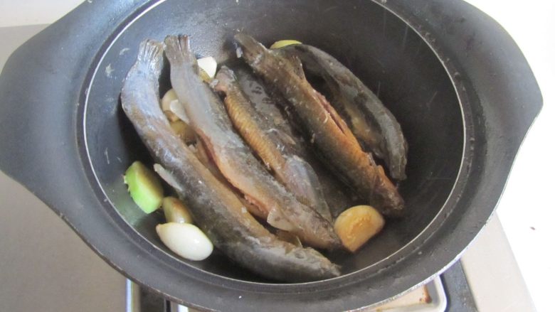 青豆泥鳅汤,煎好一面可翻动煎另一面;