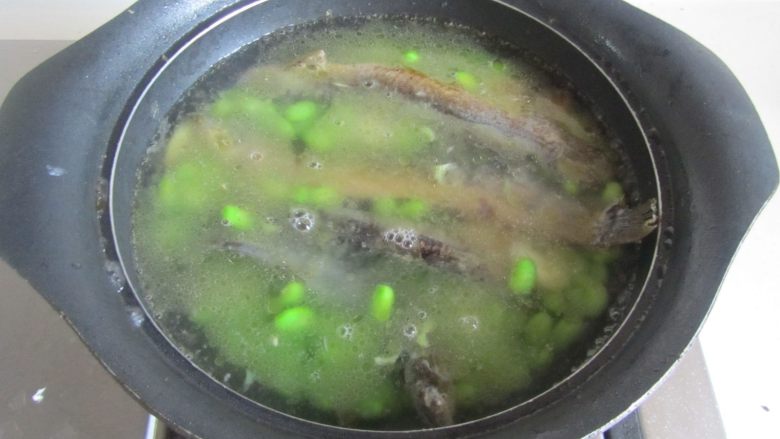 青豆泥鳅汤,加入适量的水;