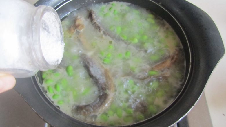青豆泥鳅汤,最后加入盐和<a style='color:red;display:inline-block;' href='/shicai/ 720'>胡椒粉</a>调味即可。