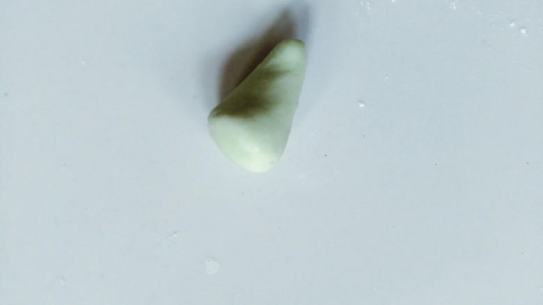 糯米粉荷花,来做莲蓬,绿色糯米团做成漏斗样
