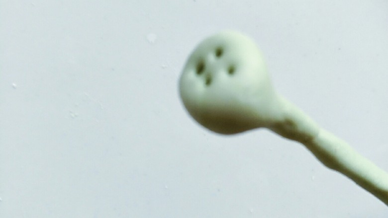 糯米粉荷花,用牙签下扎个洞洞,取一根长点的竹签,竹签上面裹满绿色糯米团,然后把莲蓬扎起来。
这种绿色的竹签可以多做几个,没有用牙签代替也可。后面可以用来支撑荷叶。
