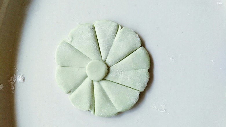 糯米粉荷花,取一个绿色小圆团放在荷叶中间,一个荷叶就做好了