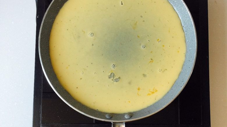 秋葵厚蛋烧,不沾锅小火烧热,倒少量油,使油铺满整个锅底;倒入蛋液,轻轻转动锅,使蛋液铺满整个锅底,可撒上适量<a style='color:red;display:inline-block;' href='/shicai/ 668'>黑芝麻</a>,然后静止烧至蛋液全部凝固;