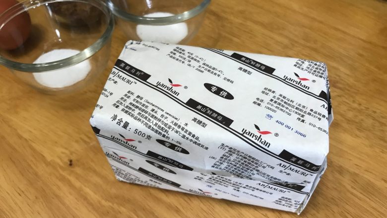 胚芽金枪鱼包,这个配方中使用的是新鲜酵母,就是图中这样的。在淘宝很容易购买,500g一块大约10元左右。保质期40天。如果没有新鲜酵母的,请按照新鲜酵母: