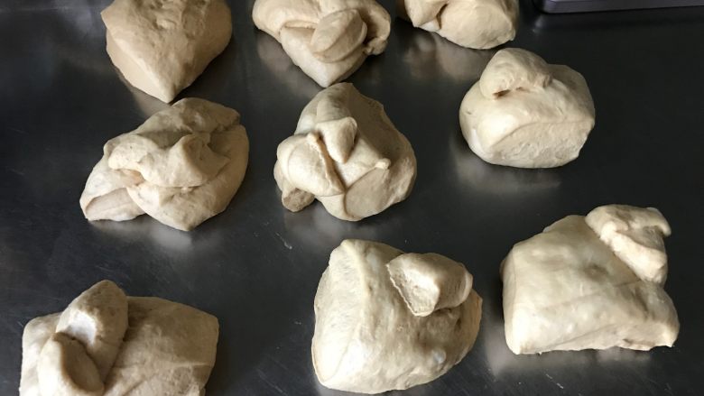 胚芽金枪鱼包,发酵好之后稍稍排气,用电子秤分割成100g一个的面团
