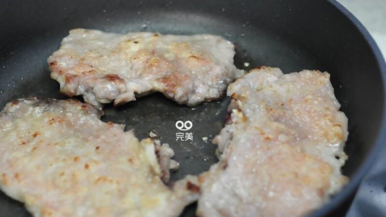 葱说 | 浓油赤酱的葱烤大排,待两面微黄,取出大排,吸干表面油份,将锅内余油倒去。