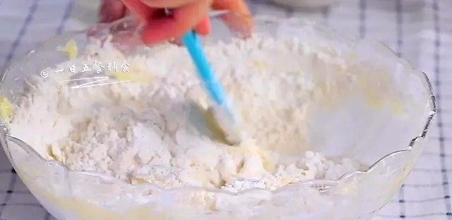 卡通饼干,刮刀搅拌几下,用手揉成面团,成团了就行,不要过度揉捏。
🌻小贴士:过度揉捏会让面团产生筋度,也就失去了用低筋面粉的初衷。