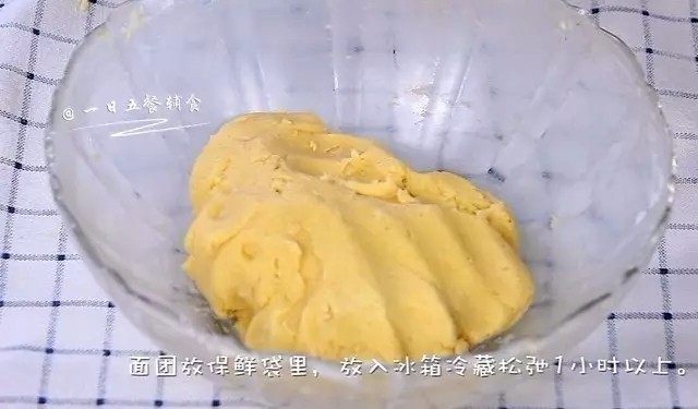 卡通饼干,这时候的面团有点黏,将面团放保鲜袋里,冰箱冷藏松弛1小时。🌻小贴士:黄油打发后,加入面粉,面团会有些粘手。所以,将面团放冰箱冷藏1小时后