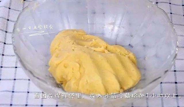 卡通饼干,这时候的面团有点黏，将面团放保鲜袋里，冰箱冷藏松弛1小时。🌻小贴士：黄油打发后，加入面粉，面团会有些粘手。所以，将面团放冰箱冷藏1小时后