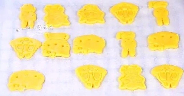卡通饼干,将饼干放入烤盘。预热好烤箱180℃烘烤12分钟,看见表面金黄就可以出炉了。
🌻小贴士:即使同一个牌子、同一个型号的烤箱温度都会略有差别