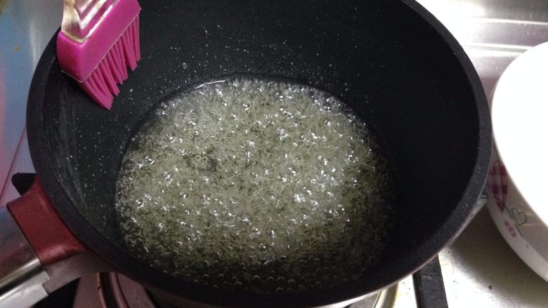 焦糖布丁,糖水沸腾,继续用中火熬煮(要注意煮的过程中不要搅拌。熬焦糖的时候要避免出现结晶的现象)