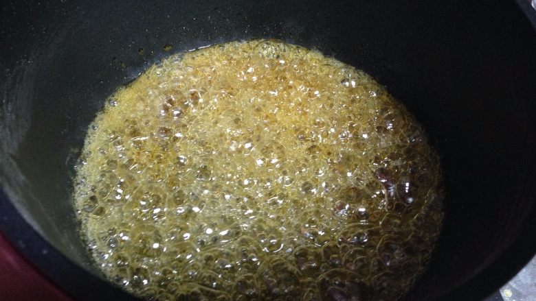 焦糖布丁,等水分都挥发干以后,糖浆温度升高,开始焦化