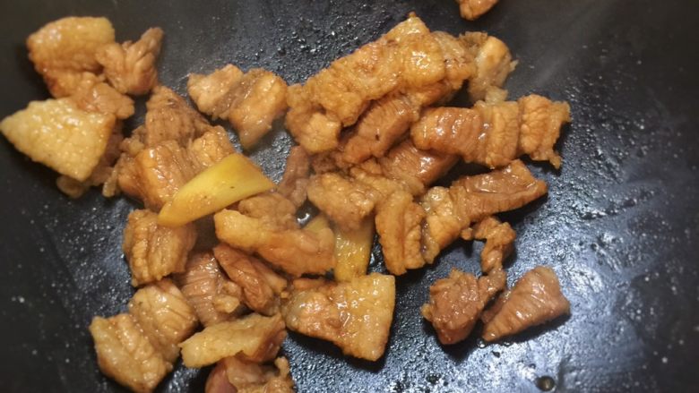 一铲子有机花菜,烧热锅后,下五花肉和姜片干煸,煸出水分