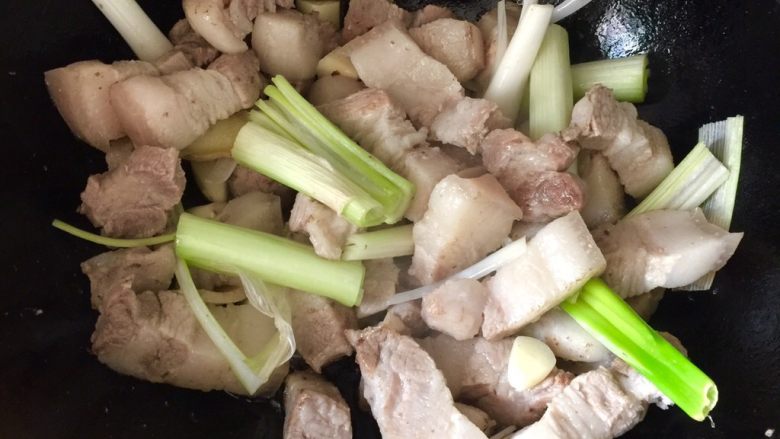 秘制红烧肉,倒出多余的油,放葱姜蒜炒出香味