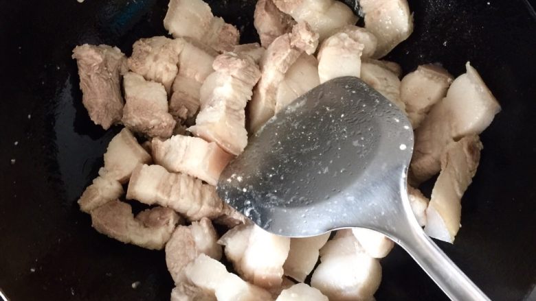 秘制红烧肉,倒少许油,下五花肉翻炒,多炒一会儿把肥肉里的油炒出来。这样的话肥肉也香而不腻了
