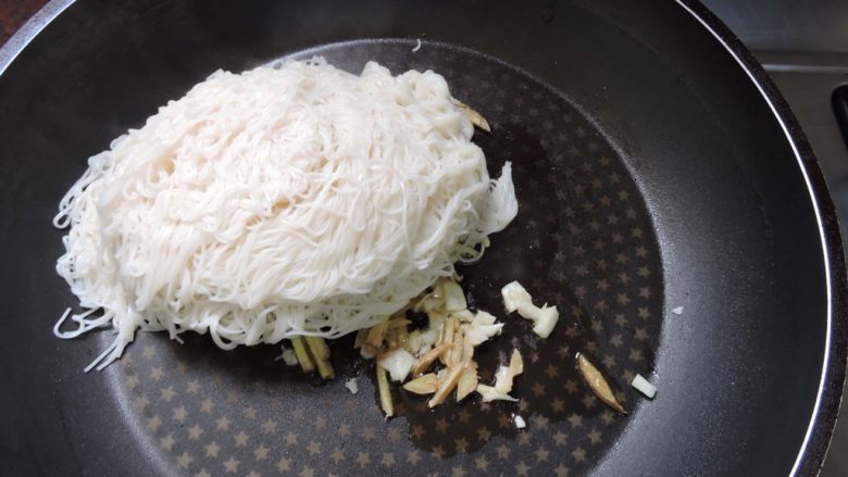 猪脚面线,面线煮熟沥干,锅内下4大匙香油,
将姜片,蒜末炒出香味后,关火与
面条拌匀,再淋上3大匙卤猪脚卤汁
拌匀