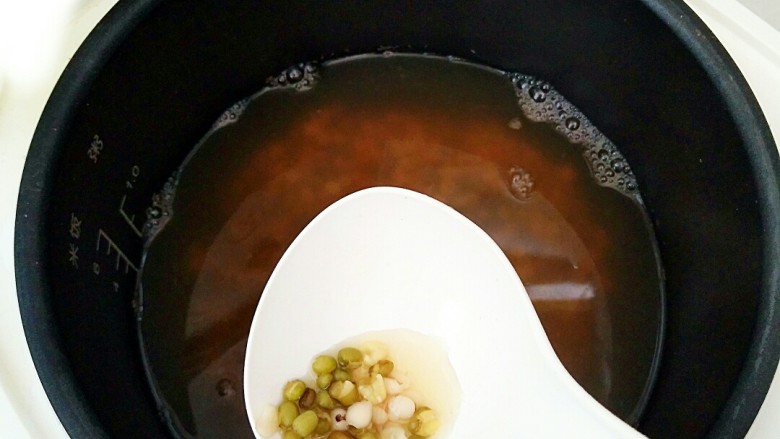 祛湿甜汤,煲至薏米和绿豆开花,放入冰糖就可以饮用了。