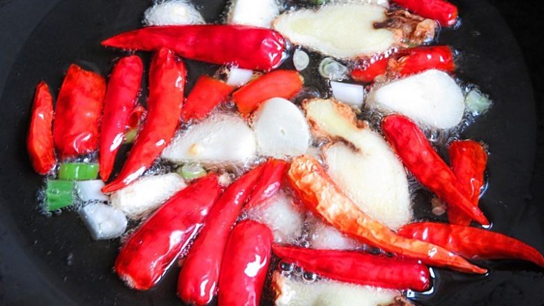 羊肉泡馓子,锅预热注入油烧至7分热,放入<a style='color:red;display:inline-block;' href='/shicai/ 2795'>蒜头</a>、姜片、红辣椒