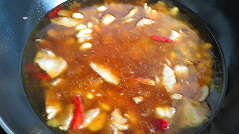 羊肉泡馓子,倒入炖汤用的羊肉高汤,糖水要多一些才好